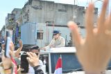 Presiden Prabowo Subianto menyapa warga saat meninjau lokasi terdampak banjir di Kota Denpasar, Bali, Sabtu (13/9/2025). Dalam kunjungannya, Presiden Prabowo meninjau kondisi bangunan-bangunan yang rusak serta upaya penanganan terhadap korban bencana banjir Bali yang terjadi pada Rabu (10/9). ANTARA FOTO/Fikri Yusuf/wsj.