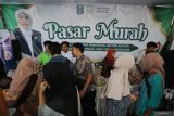 Warga antre membeli kebutuhan pokok saat Pasar Murah di Surabaya, Jawa Timur, Jumat (12/9/2025). Pasar murah yang digelar Pemerintah Provinsi Jawa Timur tersebut di antaranya menjual beras SPHP 5 kg seharga Rp55.000, MinyaKita Rp13.000 per liter, telur ayam ras Rp22.000 per bungkus dan daging ayam Rp30.000 per kg sebagai upaya untuk menjaga stabilitas harga kebutuhan pokok sekaligus pengendalian inflasi dan ketahanan pangan. ANTARA Jatim/Moch Asim.