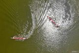 Foto udara sejumlah peserta meningkatkan kecepatan mendayung dalam balap paerahu di Sungai Bengawan Solo, Lamongan, Jawa Timur, Minggu (14/9/2025). Lomba yang merupakan rangkaian dari Festival Dayung Tejosari itu diikuti 40 tim dari berbagai kota se-Jawa Timur seperti Pasuruan, Sidoarjo, Bojonegoro, Tuban, dan Lamongan dengan tujuan untuk melestarikan tradisi sekaligus sebagai sarana warga untuk bersilaturahmi. Antara Jatim/Muhammad Mada/um