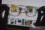 Warga melihat barang dagangan di aplikasi platform niaga elektronik (e-commerce) di Ciamis, Jawa Barat, Sabtu (12/9/2025). Menurut laporan We Are Social 2025 mencatat konsumen digital di Indonesia bergerak semakin cepat sebesar 73 persen transaksi e-commerce melalui perangkat mobile atau telepon pintar sehingga kondisi tersebut mencerminkan penetrasi digital yang tinggi. ANTARA FOTO/Adeng Bustomi/agr
