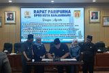 Ketua DPRD Kota Banjarbaru, Kalimantan Selatan, Gusti Rizky Sukma Iskandar Putera didampingi Wakil Ketua I Neny Hendriyawati dan Wakil Ketua II Windi Novianto menandatangani berita acara penyerahan dokumen Rancangan Pembangunan Jangka Menengah Daerah (RPJMD) tahun 2025-2029 bersama Wali Kota Erna Lisa Halaby didampingi Wakil Wali Kota Wartono pada rapat paripurna di gedung DPRD Kota Banjarbaru, Kamis (11/9/2025).