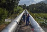 Pekerja memeriksa pipa Pembangkit Listrik Tenaga Panas bumi (PLTP) di Pertamina Geothermal Energy (PGE) Area Kamojang, Kabupaten Bandung, Jawa Barat, Senin (15/9/2025). Kementerian Energi dan Sumber Daya Mineral (ESDM) mencatat Indonesia merupakan negara dengan potensi panas bumi terbesar di dunia, mencapai sekitar 40 persen dari total potensi global atau sekitar 23,7 gigawatt (GW) dan menargetkan penambahan kapasitas PLTP sebesar 5,2 GW pada Rencana Usaha Penyediaan Tenaga Listrik (RUPTL) 2025-2034. ANTAFOTO/Adeng Bustomi/agr