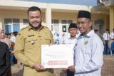 Wako Fadly Amran serahkan bantuan operasional dari PT Semen Padang untuk MTsS Lubuk Kilangan