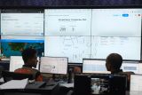 Petugas mengelola data dan informasi terkait situasi bencana banjir di Pusat Pengendalian Operasi Penanggulangan Bencana (Pusdalops PB) Provinsi Bali, Denpasar, Bali, Senin (15/9/2025). Pusat yang mengelola data dan informasi terkait bencana cuaca ekstrem di Bali tersebut terkoordinasi dengan berbagai jejaring untuk memberikan peringatan dini dan penanganan darurat selama 24 jam. ANTARA FOTO/Nyoman Hendra Wibowo/wsj.