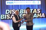 Kepala Divisi Jasa Manajemen dan TJSL
PT Permodalan Nasional Madani Cut Ria Dewanti (kiri) menyerahkan cendera mata kepada Wakil Gubernur Jawa Timur Emil Elestianto Dardak (kanan) saat pembukaan program kolaborasi pelatihan Disabilitas Bisa Berusaha di Surabaya, Jawa Timur, Senin (15/9/2025). Pelatihan yang diikuti 50 peserta tersebut digagas PT Permodalan Nasional Madani (PNM) berkolaborasi dengan mitra strategis yaitu PT Bank IBK Indonesia Tbk, PT Jaminan Kredit Indonesia, PT Pelabuhan Indonesia Regional 3, PT SIER, dan PT Pegadaian guna membuka akses, memberikan pelatihan, serta mendukung kemandirian penyandang disabilitas agar mampu mengembangkan usaha dan menjadi bagian penting dari roda perekonomian bangsa. ANTARA Jatim/Moch Asim.
