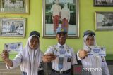 Siswa menunjukkan buku rekening simpanan pelajar program sekolah gratis di SMK PGRI 3 Kota Serang, Banten, Senin (15/9/2025). Gubernur Banten Andra Soni memastikan program sekolah gratis yang diterima oleh sebanyak 432 siswa di sekolah tersebut berjalan lancar dan sesuai target sehingga sumber daya manusia dari sistem pendidikan di Banten dapat berdaya saing. ANTARA FOTO/Angga Budhiyanto/gp