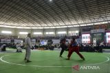 Dua pesilat bertarung pada babak penyisihan kategori tanding praremaja saat International Moslem Pencak Silat Championship (IMPSC) 2025 di Indomilk Indoor Stadium, Kabupaten Tangerang, Banten, Selasa (16/9/2025). IMPSC 2025 yang berlangsung pada 16-19 September 2025 tersebut diikuti sebanyak 3.500 pesilat berbagai pondok pesantren dari 11 negara Muslim di Asia dalam rangka memperingati HUT ke-100 Pondok Modern Darussalam Gontor. ANTARA FOTO/Putra M. Akbar/gp