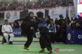 Dua pesilat bertarung pada babak penyisihan kategori tanding praremaja saat International Moslem Pencak Silat Championship (IMPSC) 2025 di Indomilk Indoor Stadium, Kabupaten Tangerang, Banten, Selasa (16/9/2025). IMPSC 2025 yang berlangsung pada 16-19 September 2025 tersebut diikuti sebanyak 3.500 pesilat berbagai pondok pesantren dari 11 negara Muslim di Asia dalam rangka memperingati HUT ke-100 Pondok Modern Darussalam Gontor. ANTARA FOTO/Putra M. Akbar/gp