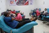 Warga mendonorkan darah di kantor Unit Pelaksana Teknis (UPT) Palang Merah Indonesia (PMI) Kota Malang, Jawa Timur, Rabu (17/9/2025). Kegiatan donor darah dalam rangka memperingati Hari PMI tersebut disertai pembagian sembako dan bingkisan bagi ratusan pendonor sebagai upaya meningkatkan kepedulian sosial serta memenuhi kebutuhan stok darah bagi masyarakat. Antara Jatim/Ari Bowo Sucipto/um