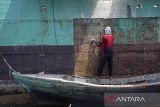 Pekerja memperbaiki lambung kapal nelayan di dermaga Karangsong, Indramayu, Jawa Barat, Rabu (17/9/2025). Pemerintah menyiapkan anggaran sebesar Rp48 triliun untuk program modernisasi 1000 kapal nelayan sebagai bagian paket kebijakan stimulus ekonomi yang diperkirakan akan menyerap 200.000 tenaga kerja baru. ANTARA FOTO/Dedhez Anggaara/agr