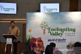 Direktur Utama Taman Safari Indonesia Group Aswin Sumampau memberikan sambutan saat acara grand opening Enchanting Valley di Cisarua, Kabupaten Bogor, Jawa Barat, Rabu (17/9/2025). Enchanting Valley by Taman Safari secara resmi dibuka sebagai destinasi wisata baru di kawasan Puncak, Bogor yang memiliki luas sekitar 22 hektar dengan memadukan wisata alam, petualangan, musik dan kuliner. ANTARA Megapolitan/Arif Firmansyah.
