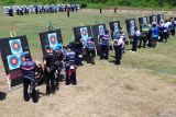 Foto udara sejumlah atlet melihat hasil panahan di sasaran saat kejuaraan Panglima TNI Cup Archery Open 2025 di lapangan Dakota Lanudal Juanda Surabaya, Jawa Timur, Kamis (18/9/2025). Puspenerbal melaksanakan kejuaraan panahan dalam rangka HUT ke-80 TNI yang diikuti sekitar 660 peserta tersebut bertujuan untuk mengasah dan membina atlet serta meningkatkan prestasi olahraga panahan Indonesia. Antara Jatim/Umarul Faruq