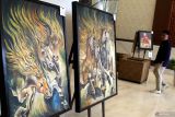 Pengunjung melihat lukisan yang dipajang dalam pameran bertajuk Lintas Jalur Langit di Malang, Jawa Timur, Kamis (18/9/2025). Pameran tersebut menampilkan sekitar 60 karya lukisan dengan mengangkat makna simbolisasi tentang perjalanan spiritual maupun harapan kehidupan dari 20 seniman yang tergabung dalam komunitas Asta Cita Perupa Malang (ACPM) dan berlangsung hingga Kamis (25/9). ANTARA Jatim/Ari Bowo Sucipto/mas.