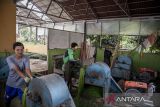 Pekerja memasukkan limbah daun nanas ke dalam mesin dekortikator pengekstrasi serat di rumah produksi Alfiber Serat Daun Nanas Subang di Cijambe, Kabupaten Subang, Jawa Barat, Kamis (18/9/2025). Rumah produksi yang memberdayakan masyarakat sekitar tersebut dalam satu bulan mampu mengolah 3,2 ton limbah daun nanas menjadi 50-60 kilogram serat daun nanas yang kemudian dijadikan benang dan selendang serta berbagai produk eco-fashion seperti topi, tas makrame, dompet dan pernak-pernik lainnya yang telah diekspor ke Singapura, Malaysia, Jepang, Jerman dan Belanda, sekaligus dipasarkan ke berbagai daerah di Indonesia dengan harga mulai dari Rp95 ribu hingga Rp600 ribu. ANTARA FOTO/Abdan Syakura/agr