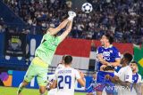 Penjaga gawang Lion City Sailors Ivan Susak (kiri) berebut bola udara dengan pesepak bola Persib Bandung Andrew Jung (ketiga kanan) saat pertandingan Fase Grup G AFC Champions League (ACL) II di Stadion Gelora Bandung Lautan Api (GBLA), Bandung, Jawa Barat, Kamis (18/9/2025). Persib Bandung ditahan imbang oleh tamunya Lion City Sailors dari Singapura dengan skor akhir 1-1. ANTARA FOTO/Novrian Arbi/agr