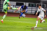Pesepak bola Persib Bandung Uilliam Barros (tengah) berebut bola udara dengan penjaga gawang Lion City Sailors Ivan Susak (kiri) dan pesepak bola Lion City Sailors Diogo Costa (kanan) saat pertandingan Fase Grup G AFC Champions League (ACL) II di Stadion Gelora Bandung Lautan Api (GBLA), Bandung, Jawa Barat, Kamis (18/9/2025). Persib Bandung ditahan imbang oleh tamunya Lion City Sailors dari Singapura dengan skor akhir 1-1. ANTARA FOTO/Novrian Arbi/agr
