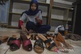 Pekerja memproduksi sandal kelom geulis di Kota Tasikmalaya, Jawa Barat, Kamis (18/9/2025). Pemerintah berkomitmen meningkatkan produktivitas UMKM dengan mendorong percepatan transformasi usaha mikro dari informal ke formal, sebagai upaya UMKM naik kelas dan berdaya saing sekaligus memperluas lapangan kerja di Indonesia. ANTARA FOTO/Adeng Bustomi/agr