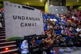 Perwakilan Camat mengikuti sosialisasi program kredit perumahan di Sabuga, Bandung, Jawa Barat, Kamis (18/9/2025). Pemerintah Provinsi Jawa Barat bersama Kementerian Perumahan dan Permukiman (PKP) menggelar sosialisasi kredit usaha rakyat (KUR) perumahan khususnya kredit program perumahan (KPP) yang dihadiri oleh 2.986 perwakilan dari camat, pengusaha toko bangunan, UMKM, pengembang perumahan dan lembaga keuangan dalam rangka penguatan ekosistem perumahan. ANTARA FOTO/Raisan Al Farisi/agr