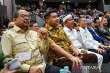 Kepala Staf Kepresidenan Muhammad Qodari (kiri) bersama Menteri Perumahan dan Permukiman Maruarar Sirait (kedua kiri), Gubernur Jawa Barat Dedi Mulyadi (ketiga kiri) dan Wakil Gubernur Jawa Barat Erwan Setiawan (keempat kiri) menghadiri sosialisasi program kredit perumahan di Sabuga, Bandung, Jawa Barat, Kamis (18/9/2025). Pemerintah Provinsi Jawa Barat bersama Kementerian Perumahan dan Permukiman (PKP) menggelar sosialisasi kredit usaha rakyat (KUR) perumahan khususnya kredit program perumahan (KPP) yang dihadiri oleh 2.986 perwakilan dari camat, pengusaha toko bangunan, UMKM, pengembang perumahan dan lembaga keuangan dalam rangka penguatan ekosistem perumahan. ANTARA FOTO/Raisan Al Farisi/agr