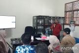 Wartawan Perum LKBN ANTARA Bangka Belitung, Kasmono saat menjadi narasumber dalam pelatihan bimbingan teknis Penyelenggaraan Kehumasan dan Pemberitaan Pemerintah Daerah di Diskominfotik Bangka pada Kamis (18/9/2025). (Foto: Diskominfotik Bangka)