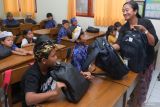 Guru mendistribusikan bantuan perlengkapan sekolah kepada sejumlah siswa yang terdampak banjir di SD Negeri 21 Dauh Puri, Denpasar, Bali, Kamis (18/9/2025). Dinas Pendidikan Kepemudaan dan Olahraga (Disdikpora) Kota Denpasar mencatat sebanyak 1.400 siswa SD dan 135 siswa SMP yang terdampak bencana banjir tersebut mendapatkan bantuan perlengkapan sekolah berupa sepatu, tas, seragam sekolah, dan alat tulis. ANTARA FOTO/Nyoman Hendra Wibowo/wsj.