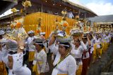 Umat Hindu menjunjung Sekah atau tempat arwah leluhurnya dalam upacara Maligia Punggel di Desa Siangan, Gianyar, Bali, Rabu (17/9/2025). Kegiatan tersebut melibatkan ribuan warga dari 12 desa yang bertujuan untuk mendoakan dan menyucikan 246 arwah leluhur. ANTARA FOTO/Nyoman Budhiana/wsj.
