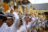 Umat Hindu menjunjung Sekah atau tempat arwah leluhurnya dalam upacara Maligia Punggel di Desa Siangan, Gianyar, Bali, Rabu (17/9/2025). Kegiatan tersebut melibatkan ribuan warga dari 12 desa yang bertujuan untuk mendoakan dan menyucikan 246 arwah leluhur. ANTARA FOTO/Nyoman Budhiana/wsj.