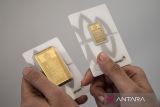 Harga emas Antam-Galeri24 merosot, UBS naik di Pegadaian Jumat ini
