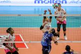 Pevoli Kota Impian Wahana Tiara Ariance Ratna Sanger (kedua kanan) melakukan spike dengan dihadang pevoli Bandung Tectona Davina Anindya Putri (kedua kiri) pada pertandingan babak reguler putaran kedua Livoli Divisi Utama di GOR Bojonegoro, Jawa Timur, Rabu (17/9/2025). Kota Impian Wahana menang atas Bandung Tectona dengan skor 3-0 (20-25, 23-25, 16-25 ). ANTARA Jatim/Muhammad Mada/mas.