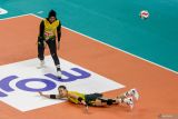 Pevoli Petrokimia Gresik Pupuk Indonesia Shella Bernadheta Onnan (kanan) terjatuh saat berusaha mengembalikan bola dalam pertandingan melawan Bharata Muda pada babak reguler putaran kedua Livoli Divisi Utama di GOR Bojonegoro, Jawa Timur, Rabu (17/9/2025). Petrokimia Gresik Pupuk Indonesia menang atas Bharata Muda dengan skor 3-0 (25-13, 25-23, 25-21). ANTARA Jatim/Muhammad Mada/mas.