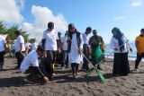 Bupati Banyuwangi Ipuk Fiestiandani (tengah) mengikuti aksi bersih di Pantai Seranite, Banyuwangi, Jawa Timur, Jumat (19/9/2025). Gerakan gotong royong pada peringatan World Cleanup Day (WCD) yang melibatkan Organisasi Perangkat Daerah (OPD), TNI-Polri, relawan lingkungan dan pelajar itu diharapkan masyarakat semakin sadar dalam menjaga lingkungan agar upaya mewujudkan Indonesia bersih pada 2029 dapat terwujud. Antara Jatim/Budi Candra Setya/um
