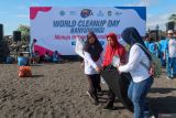 Warga membawa kantong untuk mengumpulkan sampah pada aksi bersih di Pantai Seranite, Banyuwangi, Jawa Timur, Jumat (19/9/2025). Gerakan gotong royong pada peringatan World Cleanup Day (WCD) yang melibatkan Organisasi Perangkat Daerah (OPD), TNI-Polri, relawan lingkungan dan pelajar itu diharapkan masyarakat semakin sadar dalam menjaga lingkungan agar upaya mewujudkan Indonesia bersih pada 2029 dapat terwujud. Antara Jatim/Budi Candra Setya/um