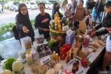 Pengunjung melihat produk Jagoan Banyuwangi yang ditampilkan pada acara Awarding Jagoan Banyuwangi di Pendopo Banyuwangi, Jawa Timur, Jumat (19/9/2025). Jagoan Banyuwangi merupakan program inkubasi bisnis kolaboratif yang mengintegrasikan tiga program unggulan yakni Jagoan Tani, Jagoan Bisnis dan Jagoan Digital untuk menciptakan dampak keberlanjutan dengan memanfaatkan peluang pada sektor pertanian, UMKM dan digital. Antara Jatim/Budi Candra Setya/um