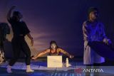 Pelakon yang tergabung dalam kelompok Teater Patri mementaskan pertunjukan teater bertajuk Kampung Sepuh saat Festival Teater Banten di Plaza Aspirasi KP3B, Kota Serang, Banten, Jumat (19/9/2025). Festival yang mengusung tema Silang Ruang dan diikuti sebanyak 10 komunitas teater tingkat mahasiswa, pelajar, serta kolektif independen tersebut digelar untuk membangun ekosistem teater sekaligus mengembangkan kapasitas para pelaku teater di Banten. ANTARA FOTO/Angga Budhiyanto/gp