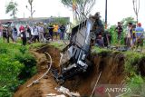 Kecelakaan mobil di daerah rawan tanah longsor