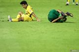 Pesepak bola Persebaya Surabaya Arief Catur Pamungkas (kanan) meringis kesakitan usai berebut bola dengan pesepak bola Semen Padang Samuel Christianson (kiri) pada pertandingan BRI Super League di Stadion Gelora Bung Tomo, Surabaya, Jawa Timur, Jumat (19/9/2025). Persebaya Surabaya mengalahkan Semen Padang dengan skor 1-0. Antara Jatim/Rizal Hanafi/um