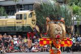 Seniman mementaskan kesenian Reog di halaman kantor PT KAI Daop 8 Surabaya, Jawa Timur, Sabtu (20/9/2025). Pentas itu merupakan rangkaian kegiatan perayaan HUT ke-80 PT KAI yang dirayakan di KAI Daop 8 Surabaya dengan mengangkat tema Harmoni Budaya Dalam Jejak Kereta Api Lestari. Antara Jatim/Didik Suhartono/um