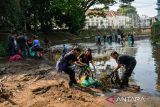 Relawan lingkungan menyisir Sungai Cikapundung untuk mencari sampah dalam peringatan World Cleanup Day di Bandung, Jawa Barat, Sabtu (20/9/2025). Gerakan gotong royong pada peringatan World Cleanup Day (WCD) di Bandung yang diinisiasi oleh River Clean Up tersebut diikuti oleh relawan lingkungan dan pelajar yang diharapkan mampu mendorong kesadaran masyarakat akan lingkungan demi mewujudkan Indonesia bersih pada 2029 dapat terwujud. ANTARA FOTO/Raisan Al Farisi/agr