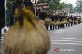 Ratusan masyarakat adat Kasepuhan Banten Kidul melaksanakan tradisi Ngarengkong saat Festival Seni Multatuli di Rangkasbitung, Lebak, Banten, Jumat (19/9/2025). Festival Seni Multatuli yang diselenggarakan setiap tahun tersebut bertujuan untuk mengenalkan kepada masyarakat tentang berbagai kesenian serta tradisi masyarakat Kasepuhan Sunda yang ada di Provinsi Banten. ANTARA FOTO/Muhammad Bagus Khoirunas/gp