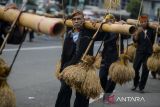 Ratusan masyarakat adat Kasepuhan Banten Kidul melaksanakan tradisi Ngarengkong saat Festival Seni Multatuli di Rangkasbitung, Lebak, Banten, Jumat (19/9/2025). Festival Seni Multatuli yang diselenggarakan setiap tahun tersebut bertujuan untuk mengenalkan kepada masyarakat tentang berbagai kesenian serta tradisi masyarakat Kasepuhan Sunda yang ada di Provinsi Banten. ANTARA FOTO/Muhammad Bagus Khoirunas/gp