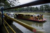 Warga berwisata menyusuri Sungai Cisadane menggunakan Kapal Katamaran Bumi Pertiwi di Karawaci, Kota Tangerang, Banten, Sabtu (20/9/2025). Pemerintah Kota Tangerang bersama Yayasan Jaringan Aktivis Lingkungan Hidup Indonesia meluncurkan Program Inovasi Hijau Berkelanjutan berupa penukaran sampah botol plastik atau minyak jelantah dengan tiket wisata edukasi susur Sungai Cisadane guna mendorong kesadaran kolektif masyarakat dalam mengelola sampah. ANTARA FOTO/Putra M. Akbar/gp