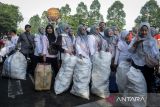 Warga antre untuk menimbang sampah saat sedekah sampah untuk Palestina di Tugu Adipura, Kota Tangerang, Banten, Sabtu (20/9/2025). Kegiatan pengumpulan sampah jenis organik dan anorganik dalam rangka memperingati World Cleanup Day 2025 yang dilaksanakan serentak di 13 kecamatan Kota Tangerang tersebut hasil penjualannya akan disalurkan kepada Badan Amil Zakat Nasional (Baznas) untuk disumbangkan ke Palestina. ANTARA FOTO/Putra M. Akbar/gp