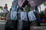 Petugas mengangkut sampah yang disumbangkan warga saat sedekah sampah untuk Palestina di Tugu Adipura, Kota Tangerang, Banten, Sabtu (20/9/2025). Kegiatan pengumpulan sampah jenis organik dan anorganik dalam rangka memperingati World Cleanup Day 2025 yang dilaksanakan serentak di 13 kecamatan Kota Tangerang tersebut hasil penjualannya akan disalurkan kepada Badan Amil Zakat Nasional (Baznas) untuk disumbangkan ke Palestina. ANTARA FOTO/Putra M. Akbar/gp