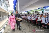 Peserta menggunakan pakaian khas Jepang mengikuti acara pelepasan peserta pemagangan ke Jepang di Kantor Balai Besar Pelatihan Vokasi dan Produktivitas (BBVP), Bandung, Jawa Barat, Sabtu (20/9/2025). Kementerian Ketenagakerjaan bersama Asosiasi Penyelenggara Pemagangan Luar Negeri (AP2LN) melepas sebanyak 1.300 peserta magang ke Jepang dari berbagai kota di Provinsi Jawa Barat yang akan diberangkatkan pada akhir tahun 2025 yang ditujukan untuk meningkatkan kualitas pekerja di Jawa Barat. ANTARA FOTO/Raisan Al Farisi/agr