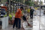 Petugas dari Dinas Lingkungan Hidup dan Kebersihan (DLHK) Sidoarjo melakukan aksi bersih-bersih pedestrian untuk memperingati Hari Bersih Dunia (World Cleanup Day) di Kawasan Stadion Gelora Delta Sidoarjo, Jawa Timur, Sabtu (20/9/2025). Aksi gotong royong ini melibatkan Organisasi Perangkat Daerah (OPD), relawan lingkungan, dan pelajar, dengan harapan dapat menumbuhkan kesadaran masyarakat akan pentingnya kebersihan lingkungan demi terwujudnya Indonesia bersih pada tahun 2029. Antara Jatim/Umarul Faruq