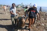 Sejumlah warga memungut sampah di Pesisir Desa Ketah, Suboh, Situbondo, Jawa Timur, Sabtu (20/9/2025). Kegiatan membersihkan pantai yang kotor dalam rangka World Cleanup Day 2025 tersebut dilakukan warga pesisir pantai bersama OPD Situbondo, siswa, dan relawan. ANTARA Jatim/Seno/mas.