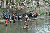 Relawan membersihkan sungai dari sampah sisa banjir di Sungai (Tukad) Badung, Denpasar, Bali, Sabtu (20/9/2025). Aksi bersih sungai tersebut dilakukan untuk membantu mengatasi permasalahan sampah yang masih mengotori wilayah itu pascabencana banjir Bali yang terjadi pada Rabu (10/9). ANTARA FOTO/Fikri Yusuf/wsj.