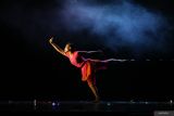 Seniman Errina Aprilyani membawakan tari karya Angga I Tirta Agung berjudul Bintang Jatuh saat pembukaan Sawung Dance Festival 2025 di Gedung Cak Durasim, Taman Budaya Jawa Timur, Surabaya, Jawa Timur, Jumat (19/9/2025). Pergelaran yang mengusung tema Tremor: Bodies at The Edge of Change (getaran tubuh di ambang perubahan) tersebut sebagai ajang bagi para seniman tari kontemporer dalam menjadikan gerak tubuh sebagai medium kritik, ritual, pelampiasan dan penyembuhan. ANTARA Jatim/Moch Asim.