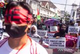 Aktivis dari berbagai komunitas lingkungan melakukan aksi kolektif Draw The Line : Seni dan Suara Rakyat untuk Keadilan Iklim di Braga, Bandung, Jawa Barat, Minggu (21/9/2025). Aksi tersebut sebagai kampanye dalam menarik garis keras untuk menuntut kebijakan transisi energi dan lingkungan berkeadilan, menghentikan eksploitasi brutal bahan bakar fosil, menghentikan alih fungsi lahan yang tidak berpihak pada iklim serta mengembalikan tata ruang lingkungan hidup. ANTARA FOTO/Novrian Arbi/agr