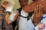 Seorang polisi ditangkap karena diduga terlibat peredaran 1 kg sabu di Riau